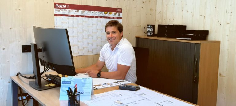Heinrich Olivier In seiner Zimmerei in Au, Bregenzerwald, sitzt Heinrich Olivier im Büro und arbeitet am Computer.
